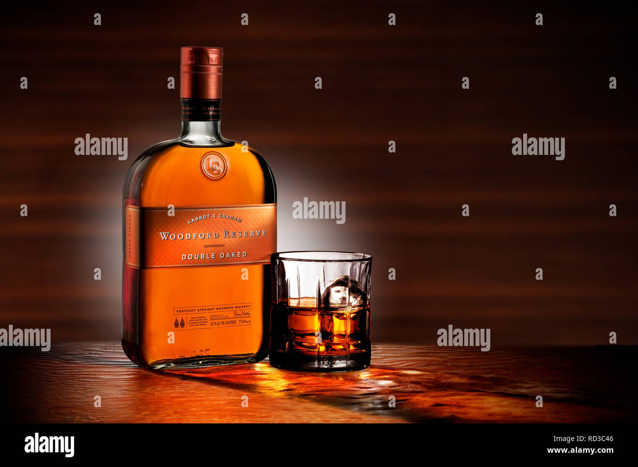 Farbe Bild der Flasche Woodford Reserve Whisky und ein Glas Whisky, Studio shot Stockfoto
