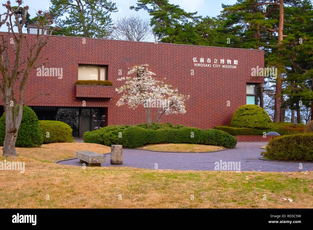 Hirosaki, Japan - 23 April 2018: Hirosaki City Museum wurde 1977 eröffnet und beherbergt 18.000 Gegenstände, darunter eine Sammlung von Artefakten aus der Sonne ausgegraben Stockfoto