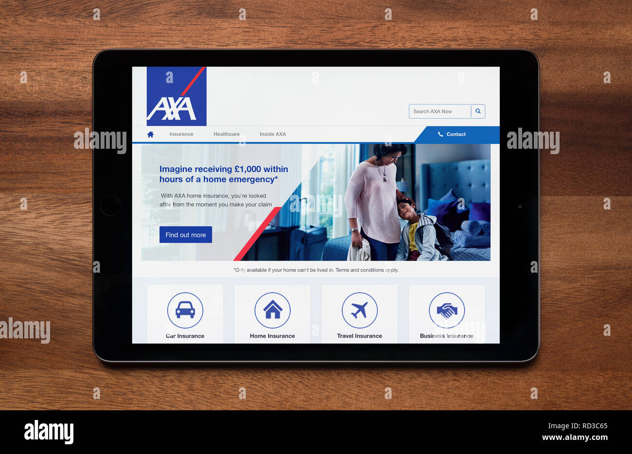 Auf der Website der AXA Versicherung ist gesehen auf einem iPad Tablet, der ruht auf einem Holztisch (nur redaktionelle Nutzung). Stockfoto