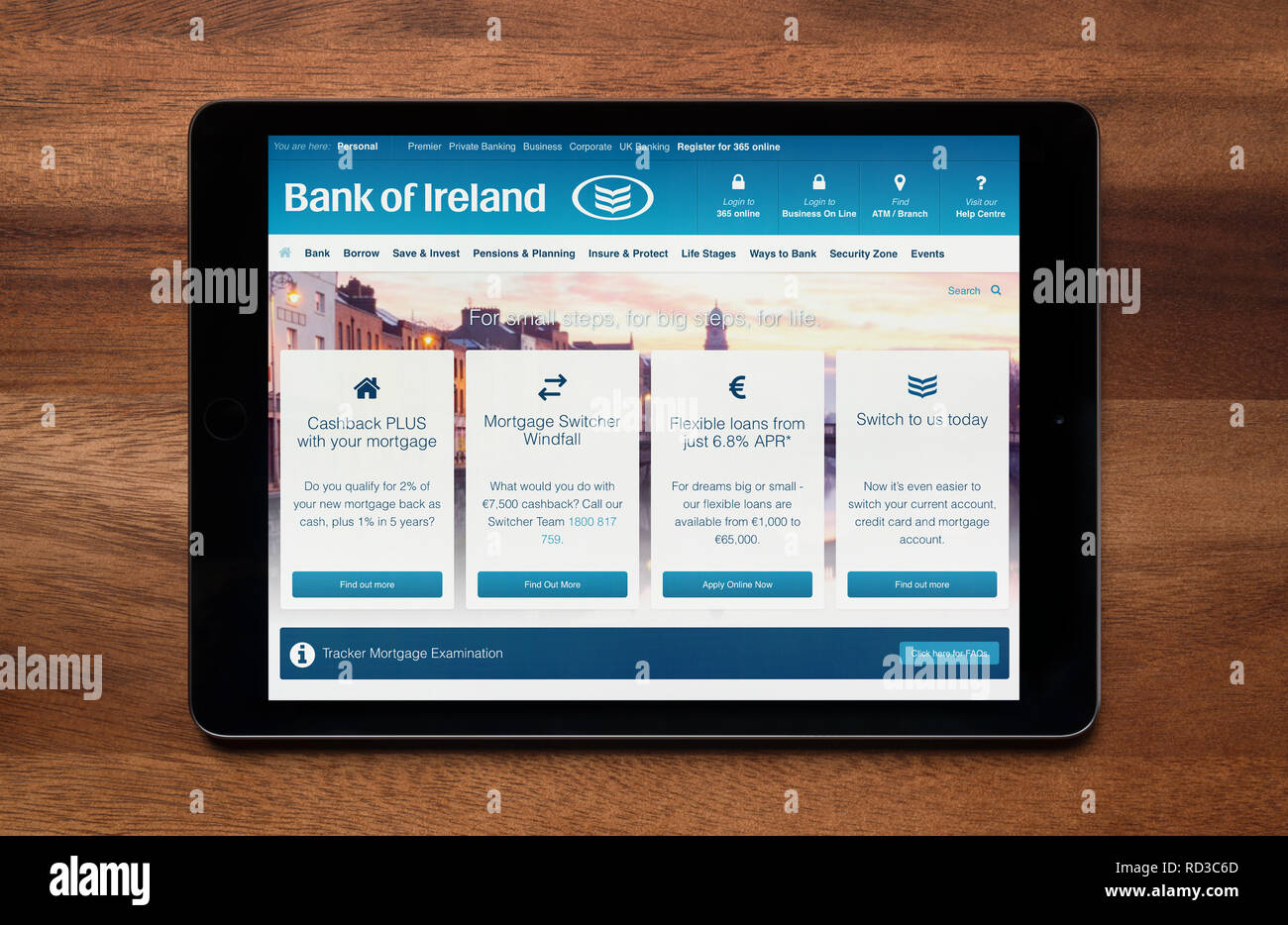 Auf der Website der Bank of Ireland wird gesehen, auf einem iPad Tablet, der ruht auf einem Holztisch (nur redaktionelle Nutzung). Stockfoto