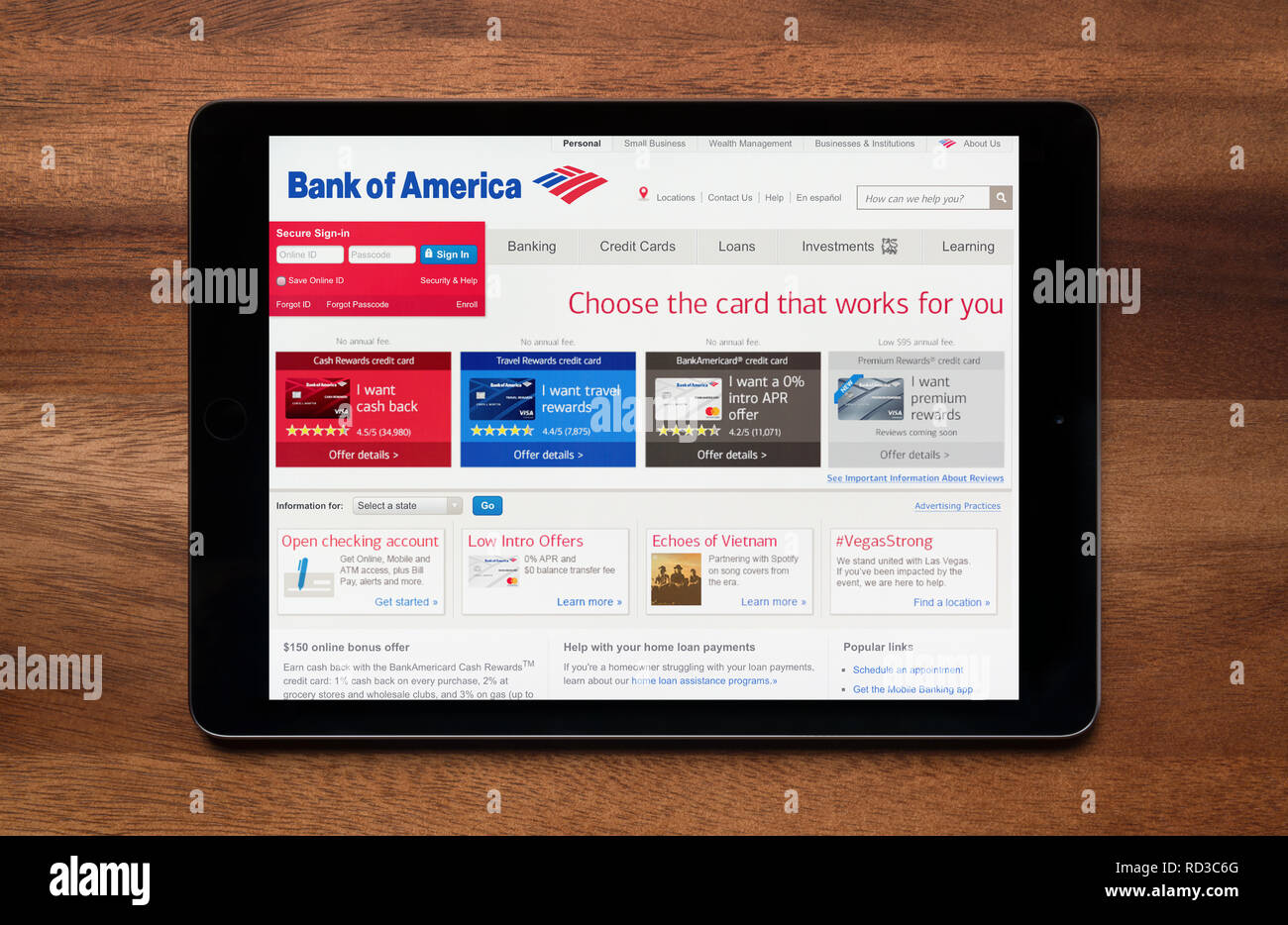 Auf der Website der Bank von Amerika gesehen auf einem iPad Tablet, der ruht auf einem Holztisch (nur redaktionelle Nutzung). Stockfoto