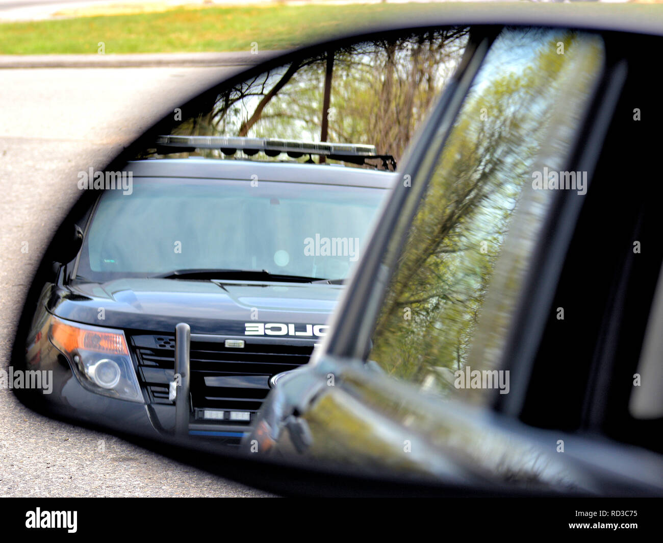 Die Polizei hat ein Autofahrer gestoppt. Die Treiber Blick aus dem Rückspiegel. Stockfoto
