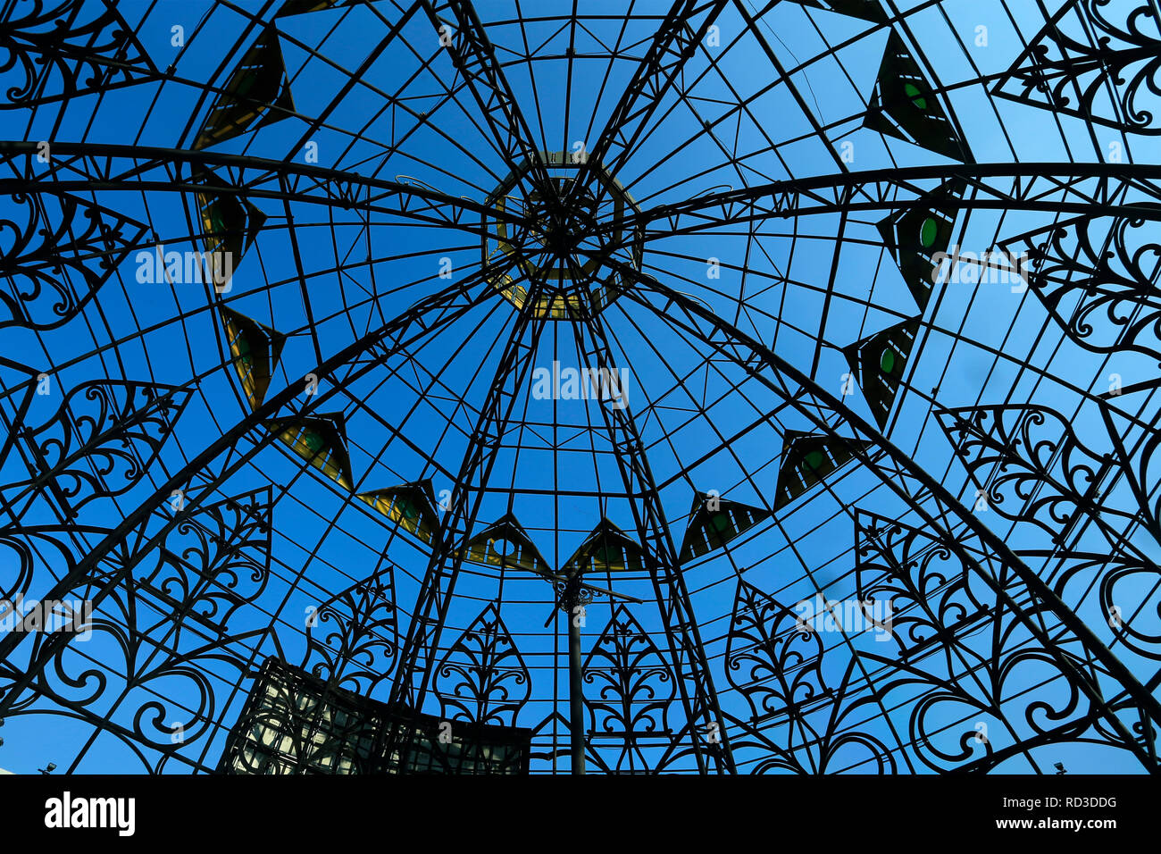 Low Angle View von einem reich verzierten Kuppel, Solo, Central Java, Indonesien Stockfoto