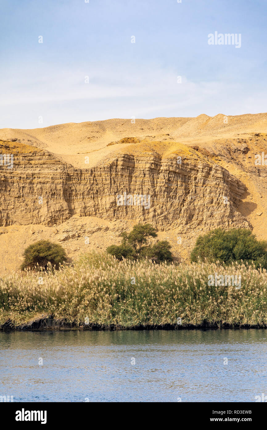 Die Vegetation in der Umgebung des Nil und die Dünen der Wüste Sahara sichtbar Stockfoto