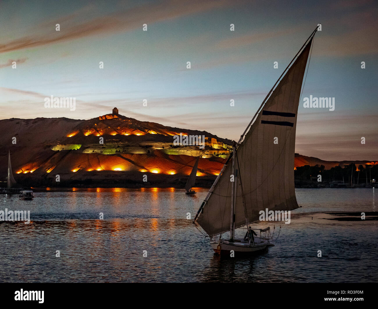 Ägyptischen Sonnenuntergang am Nil mit einer Feluke Boot Stockfoto