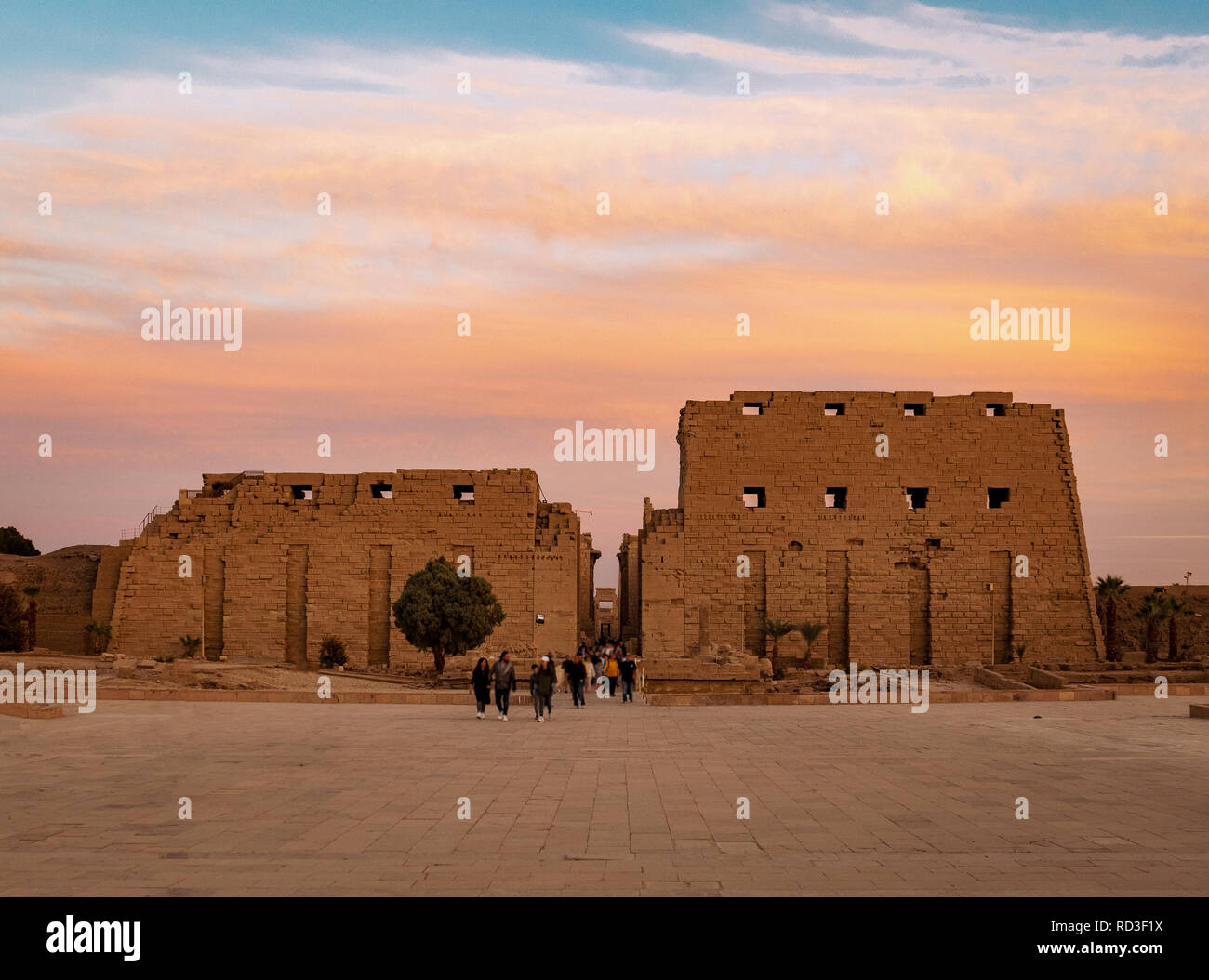 Karnak Tempel Fassade bei Sonnenuntergang in Luxor Ägypten Stockfoto