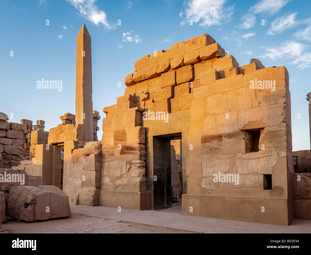 Tempel von Karnak wie Karnak in Luxor mit dem großen Obelisken und antiken Hieroglyphen auf dem Stein Mauern bekannt Stockfoto