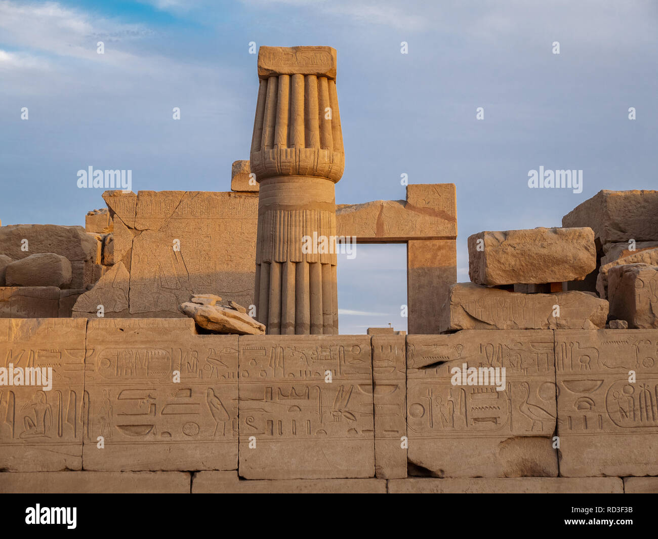 Ruinen und Hieroglyphen aus dem antiken Karnak Tempel in Luxor Stockfoto
