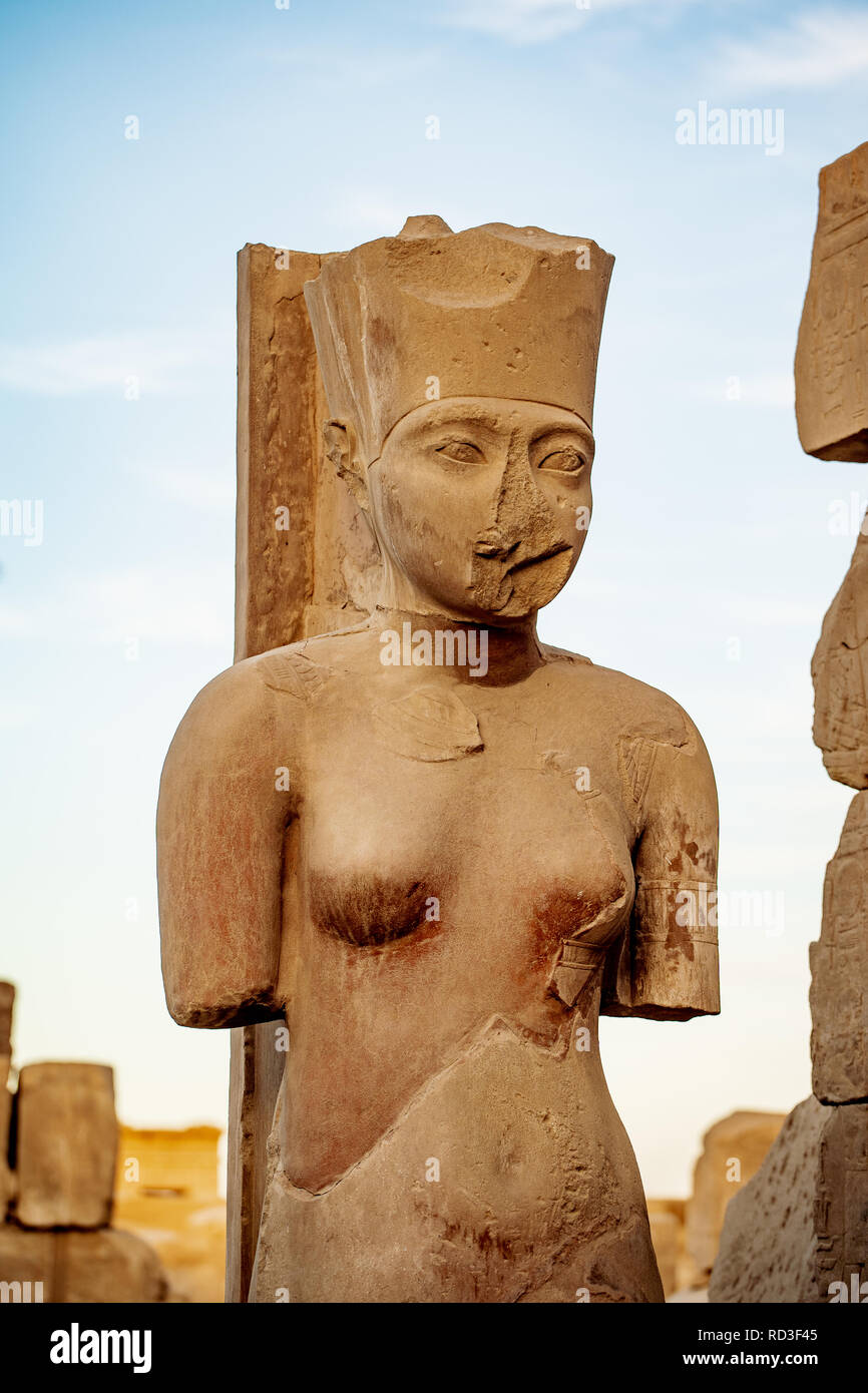 Paraoh Statue im Inneren des alten Tempel von Karnak in Luxor Ägypten Stockfoto