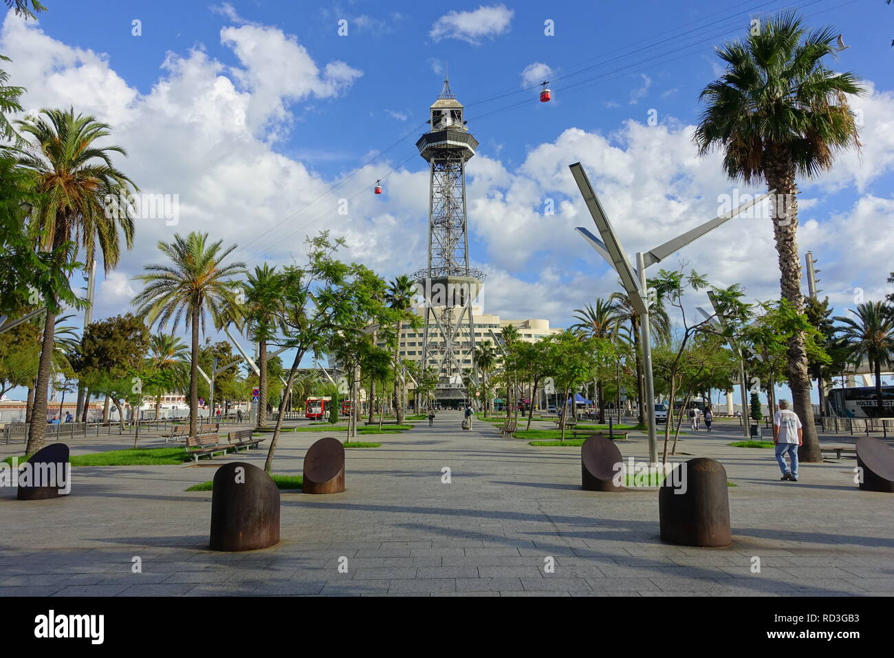 Promenade mit Palmen in Barcelona, mit der Seilbahn im Hintergrund Tapete, Barcelona, Spanien Stockfoto