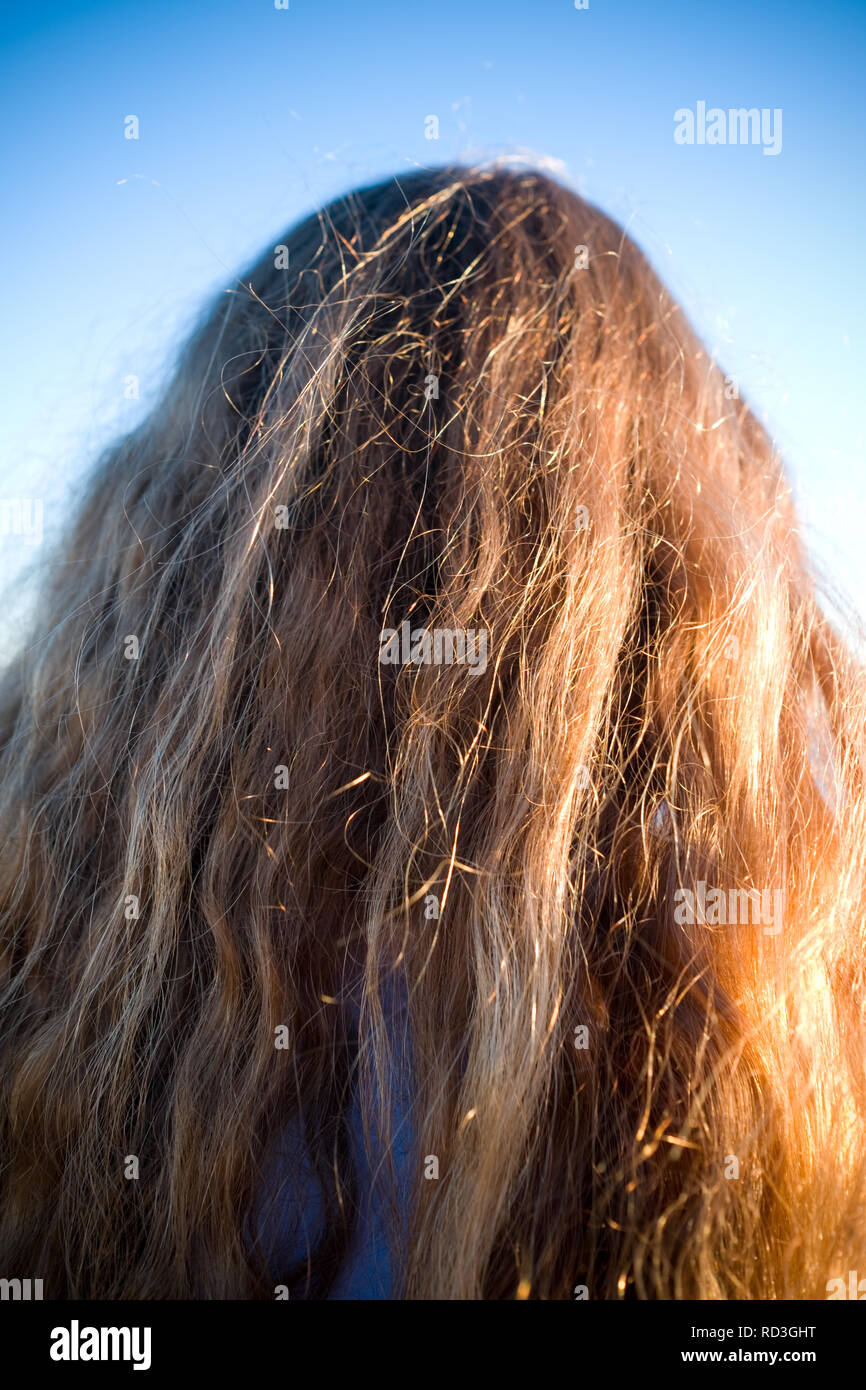 Nahaufnahme Der Ein Madchen Im Teenageralter Schone Lange Braune Haare In Der Sonne In Der Abenddammerung Gluhen Im Winter Stockfotografie Alamy