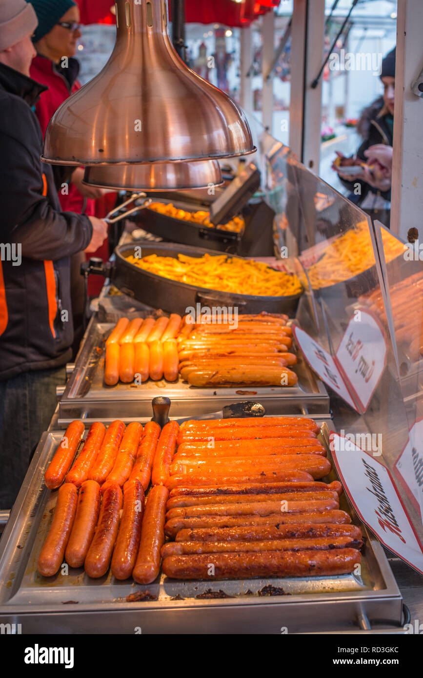 Deutsche Würstchen auf Verkauf an der Straße am Weihnachtsmarkt im Stadtzentrum von Wien, Österreich. Stockfoto