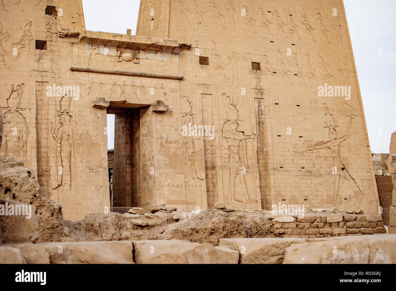 Eingang zum Tempel Horus von Edfu (Idfu, Edfou, Behdet) Stockfoto