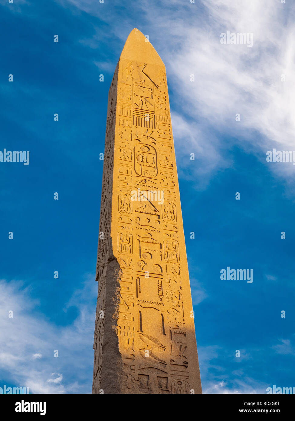 Ägyptische Obelisk in Karnak im Abendlicht Stockfoto
