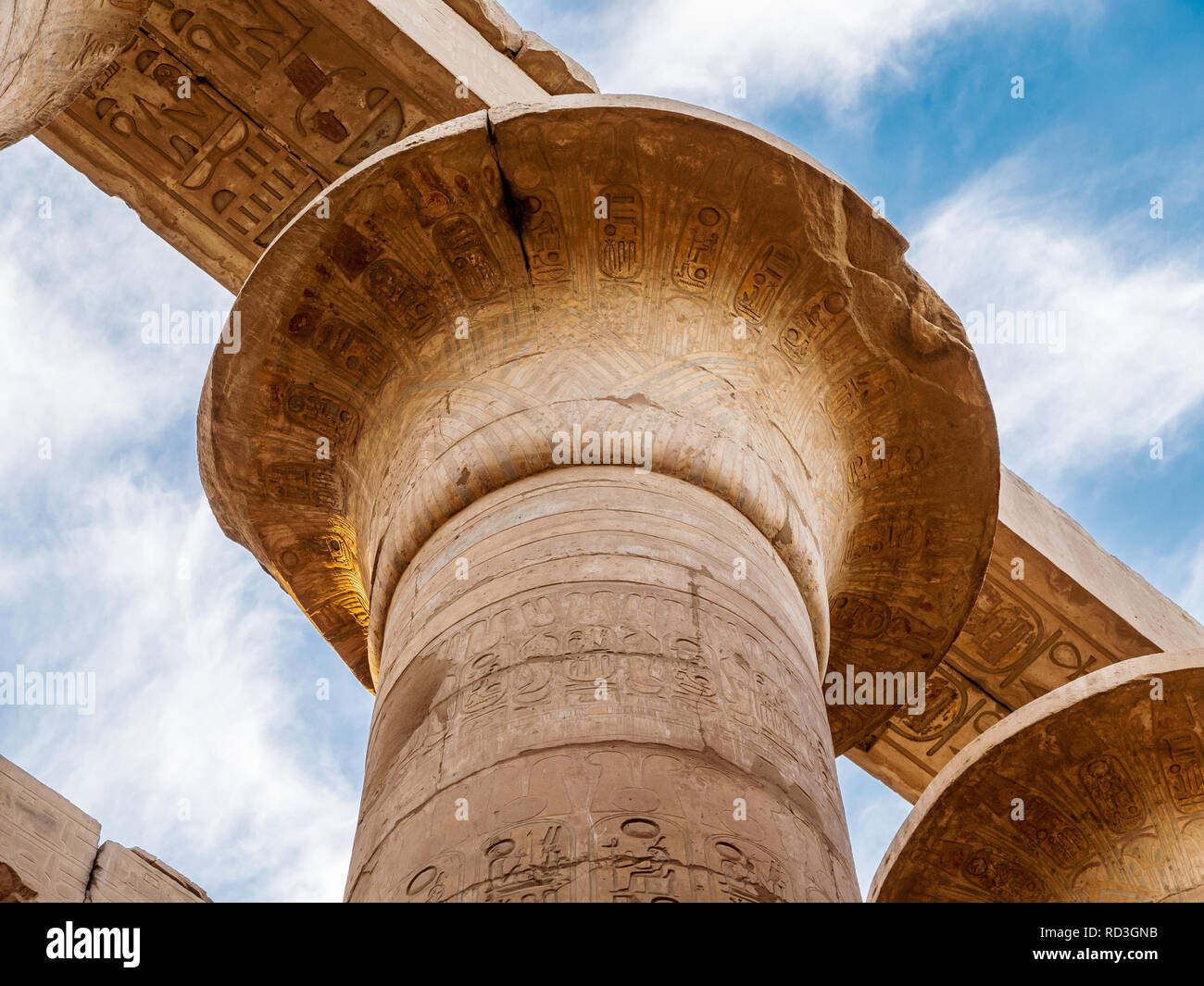 Detail an einer der großen Säulen im Hypostyl in Karnak Tempel Stockfoto