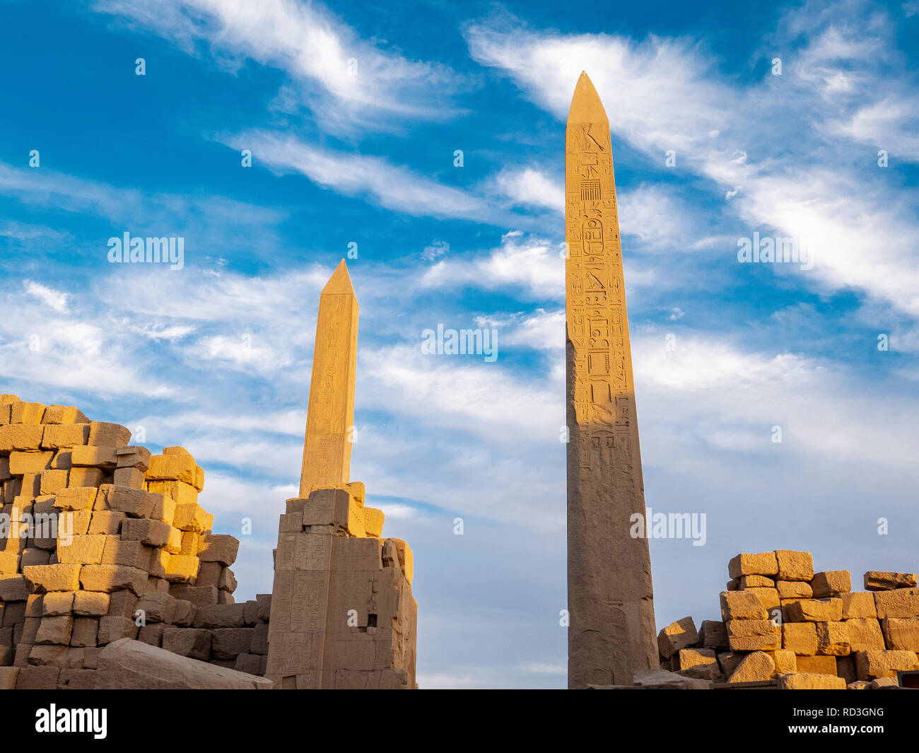Der grosse Obelisk in Karnak und Karnak Tempel rins vor Sonnenuntergang Stockfoto