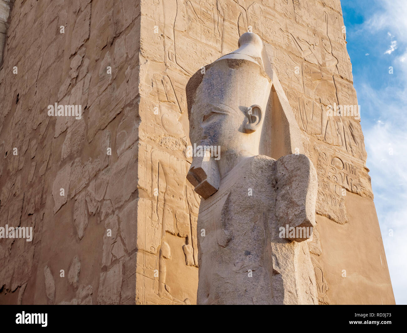 Karnak Tempel Statue und Obelisk detail Darstellung König Ramses Stockfoto