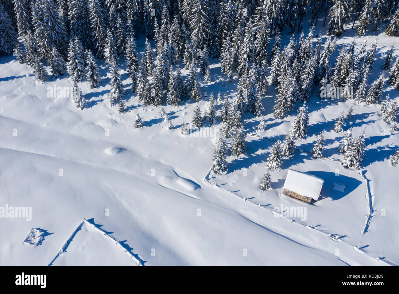 Antenne drone Blick auf verschneite Winterlandschaft in den Bergen Stockfoto