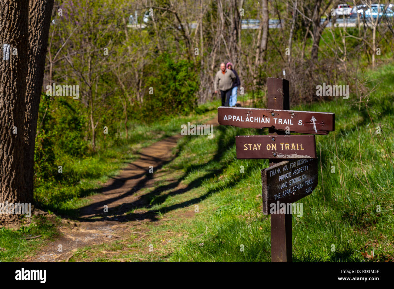 Keedysville, MD, Vereinigte Staaten - 10 April, 2016: Wanderer Ansatz ein Zeichen entlang der Appalachian Trail in Washington County, MD. Stockfoto