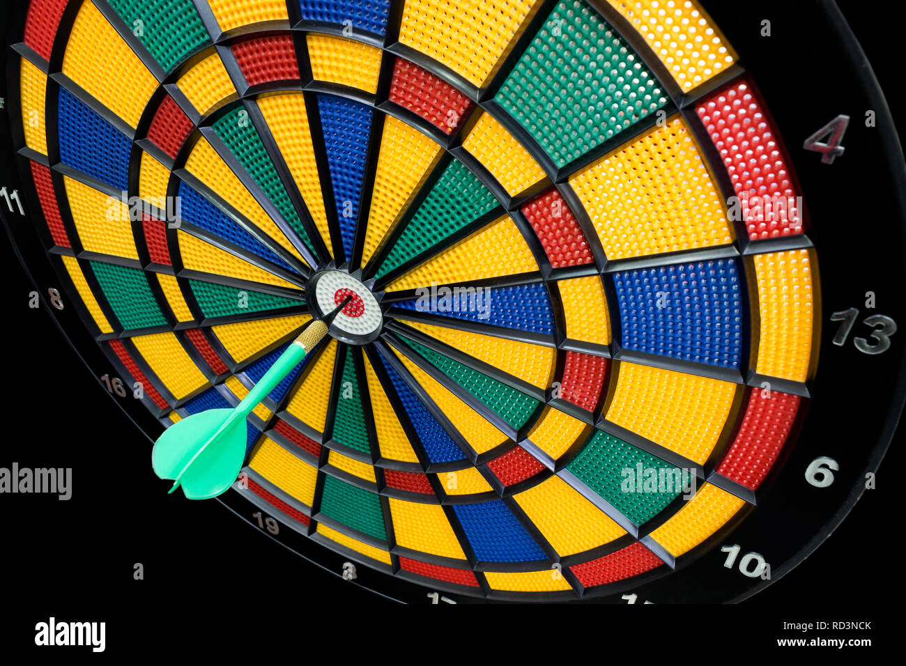Dart in einem Dartboard Bull's-eye Stockfoto