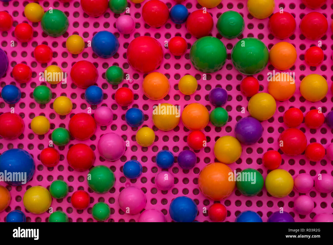 Multicolor Kunststoff Spielzeug auf rosa Oberfläche Stockfoto