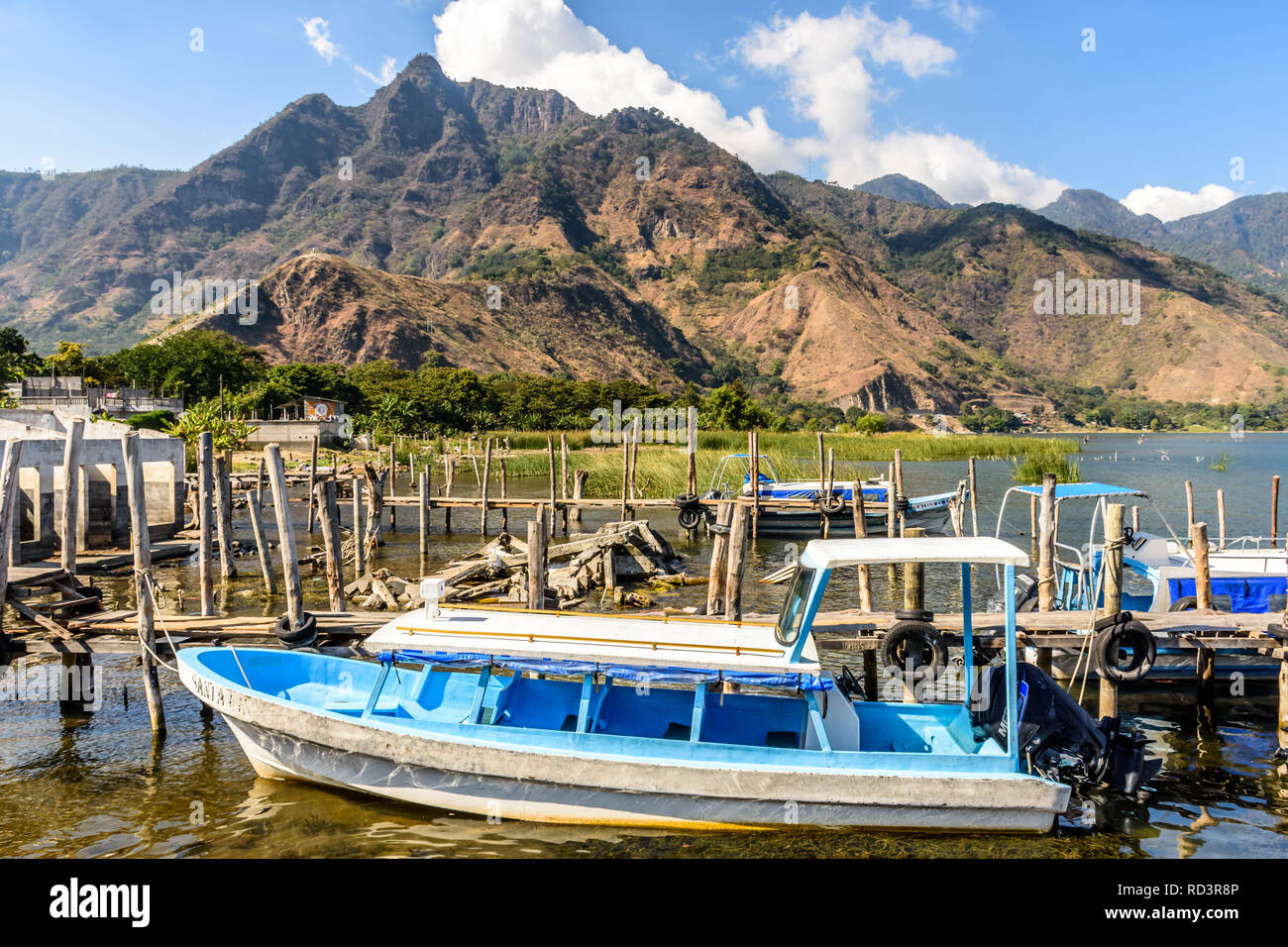 San Juan La Laguna, Atitlan See, Guatemala - Dezember 31, 2018: Indische Nase Nationalpark & Boote am Dock am Silvesterabend im Lakeside Village. Stockfoto