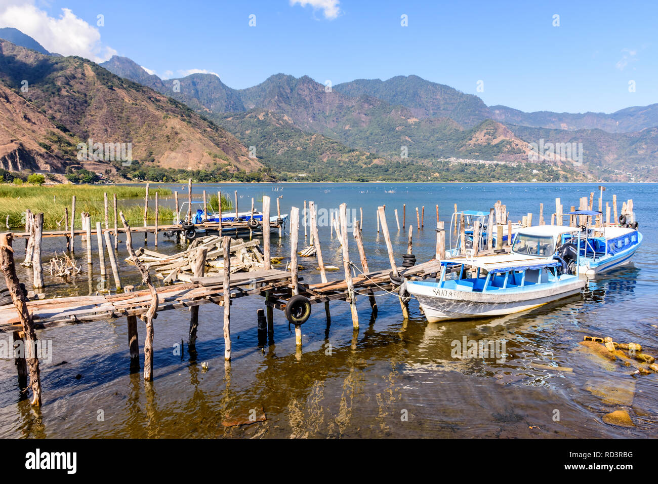 San Juan La Laguna, Atitlan See, Guatemala - Dezember 31, 2018: Boote am Dock am Silvesterabend im Lakeside Village San Juan La Laguna vertäut. Stockfoto