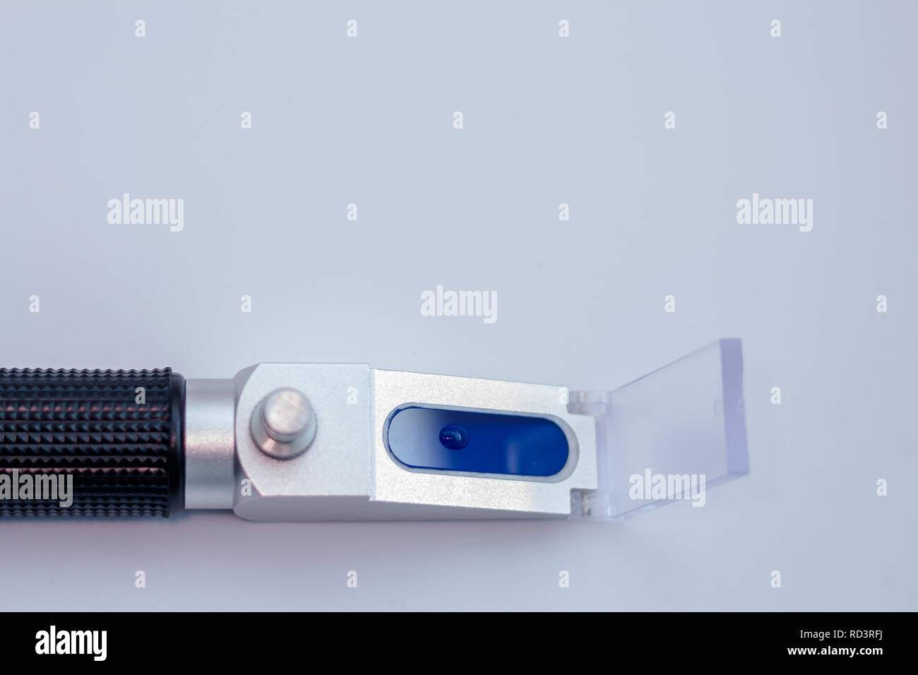 Refraktometrie ist die analytische Methode zur Messung der Substanzen Brechungsindex. Stockfoto