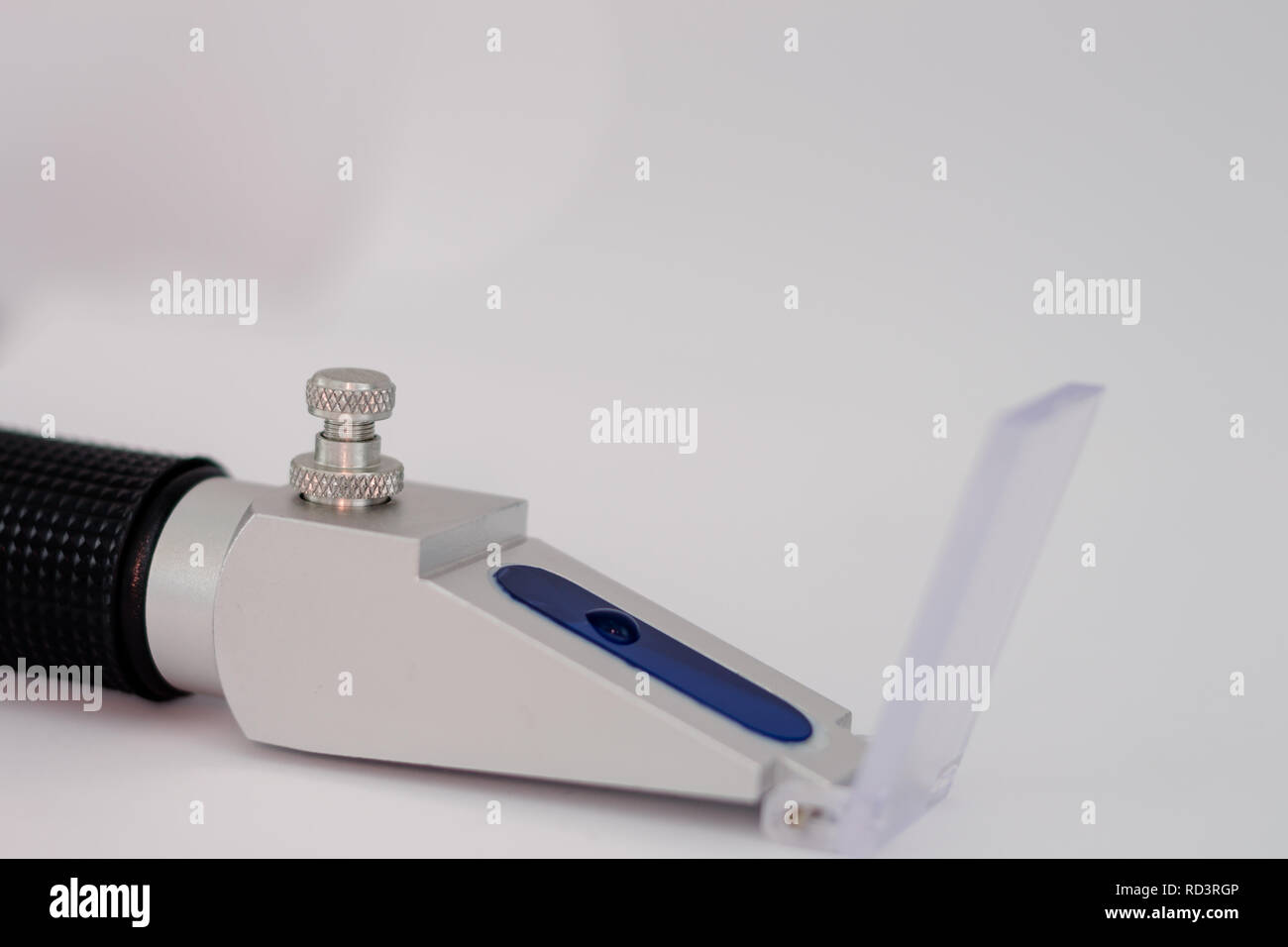 Refraktometrie ist die analytische Methode zur Messung der Substanzen Brechungsindex. Stockfoto