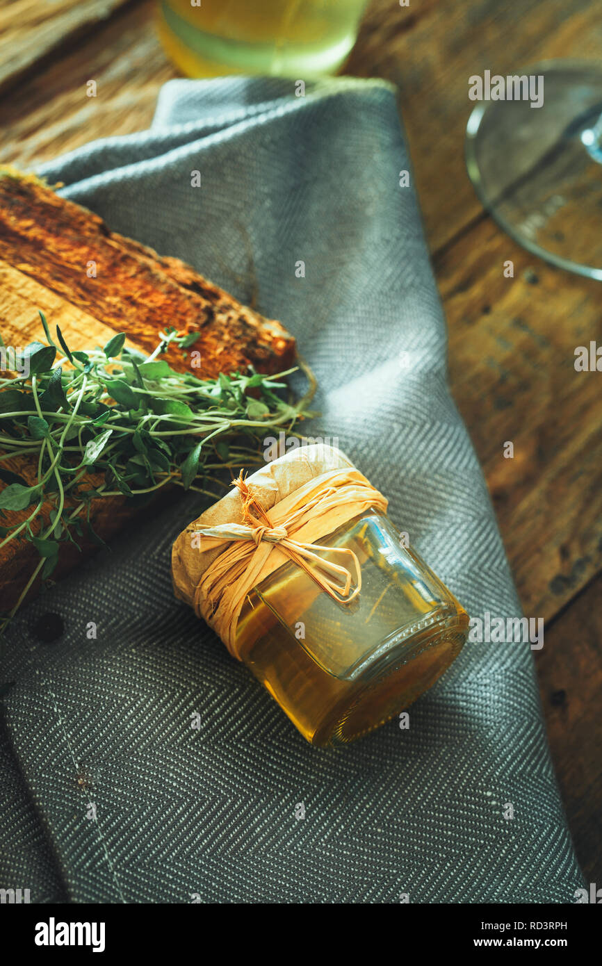 Honig auf Holz. Bio Honig und Käse in Stellung vintage Stockfoto