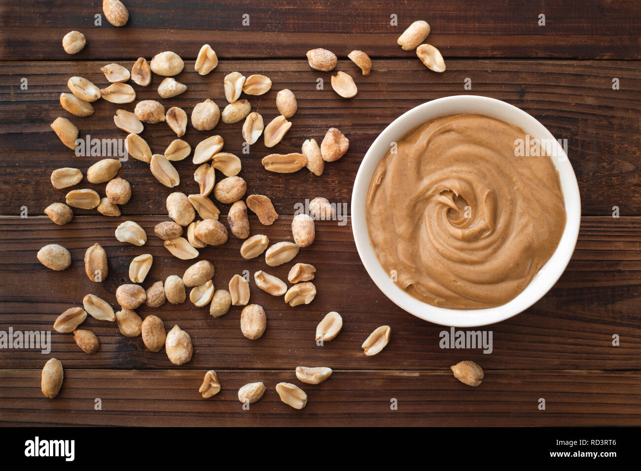 Weiche und cremige Erdnussbutter und Erdnüsse auf Holz Tisch. Stockfoto