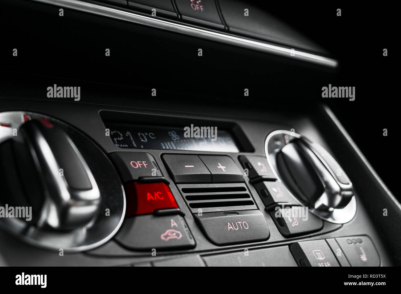 Taste Klimaanlage in einem Auto. Klimaanlage mit Regelautomatik AC-Gerät in das neue Auto. Modernes Auto Details im Innenraum. Von Autoteilen. Im Auto Stockfoto