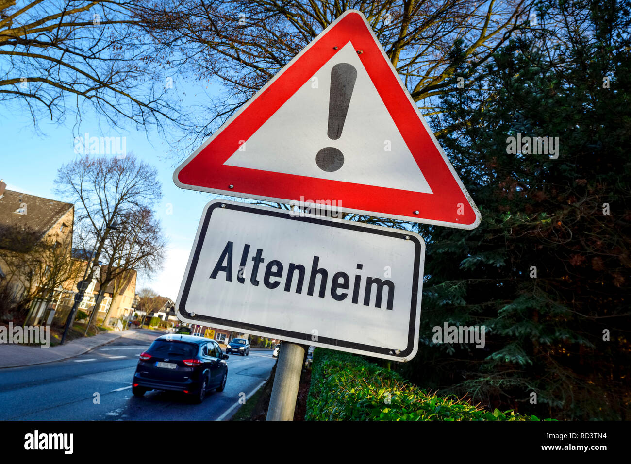 Warnung ist das Altersheim in einer Straße in Schleswig - Holstein, Warnschild Altenheim eine einer Straße in Schleswig-Holstein. Stockfoto