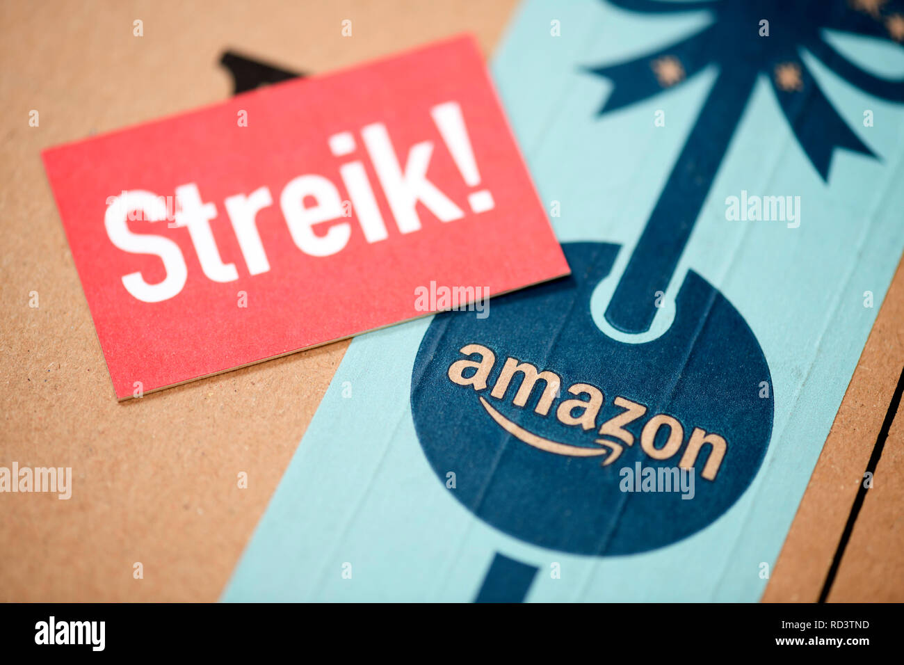 Streik Zeichen auf Amazon Paket, mit Streik-Schild Amazon-Paket  Stockfotografie - Alamy