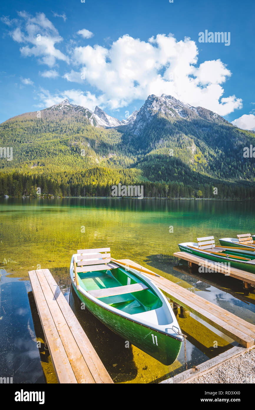 Wunderschöne Aussicht auf traditionellen Schiffen am malerischen Hintersee an einem schönen sonnigen Tag im Sommer, Bayern, Deutschland Stockfoto