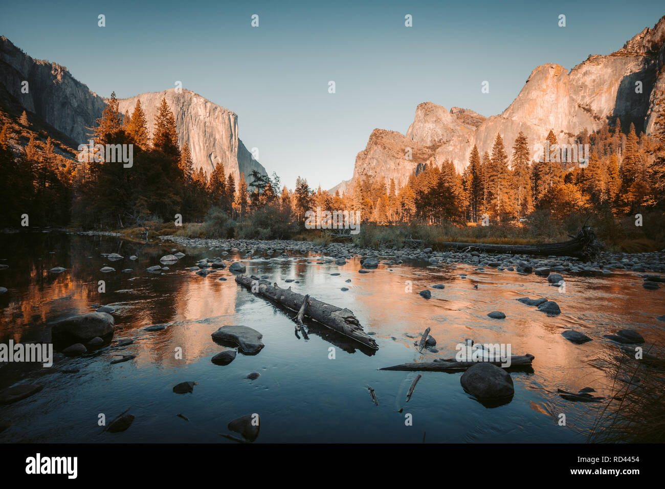 Klassische Ansicht der malerischen Yosemite Tal mit den berühmten El Capitan klettern Gipfel und idyllische Merced River an einem sonnigen Tag mit blauen Himmel Stockfoto