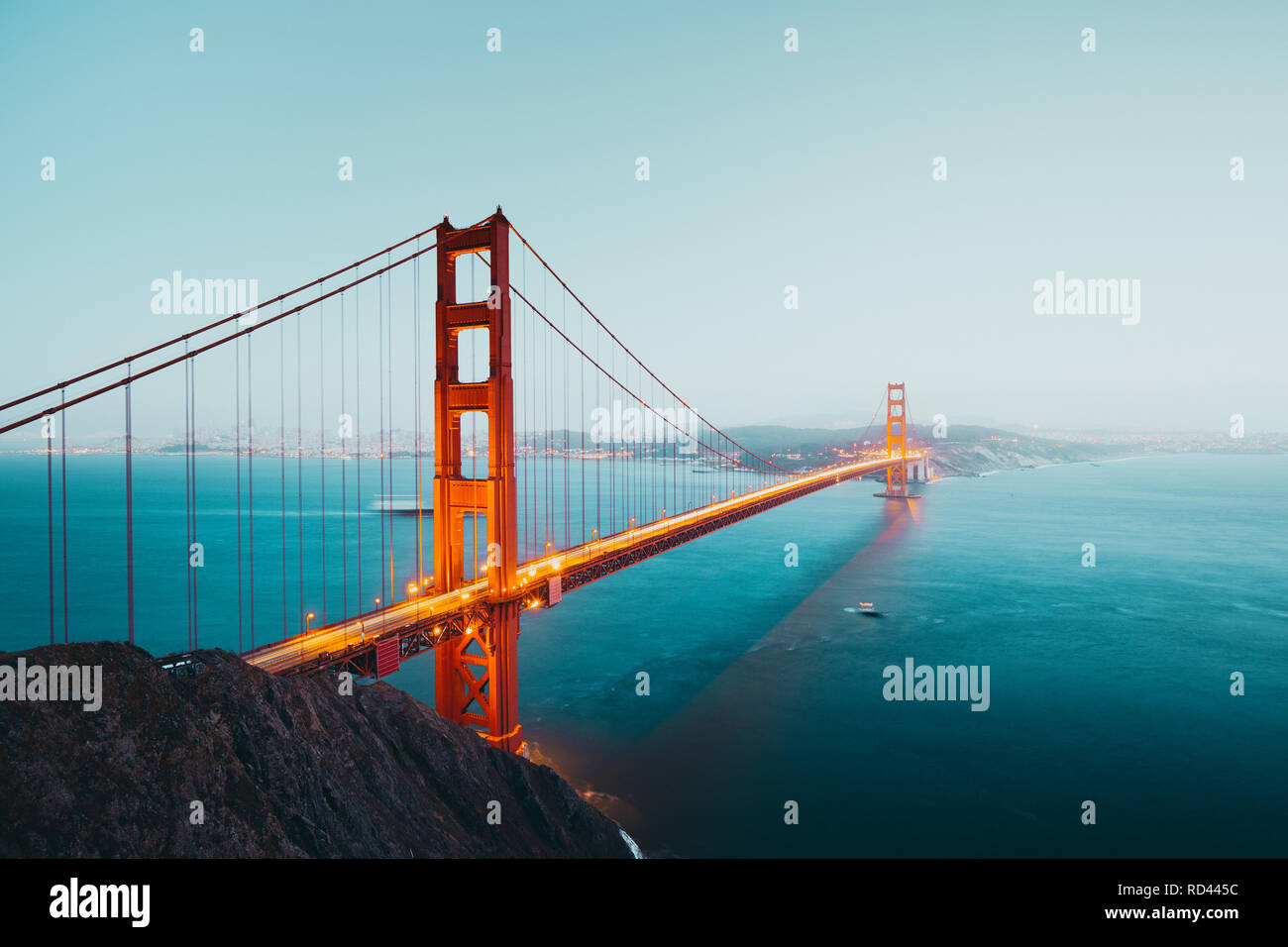 Panoramablick auf die berühmte Golden Gate Bridge von der Batterie Spencer Sicht nach Sonnenuntergang Dämmerung während der Blauen Stunde in der Abenddämmerung gesehen, San Francisco, USA Stockfoto