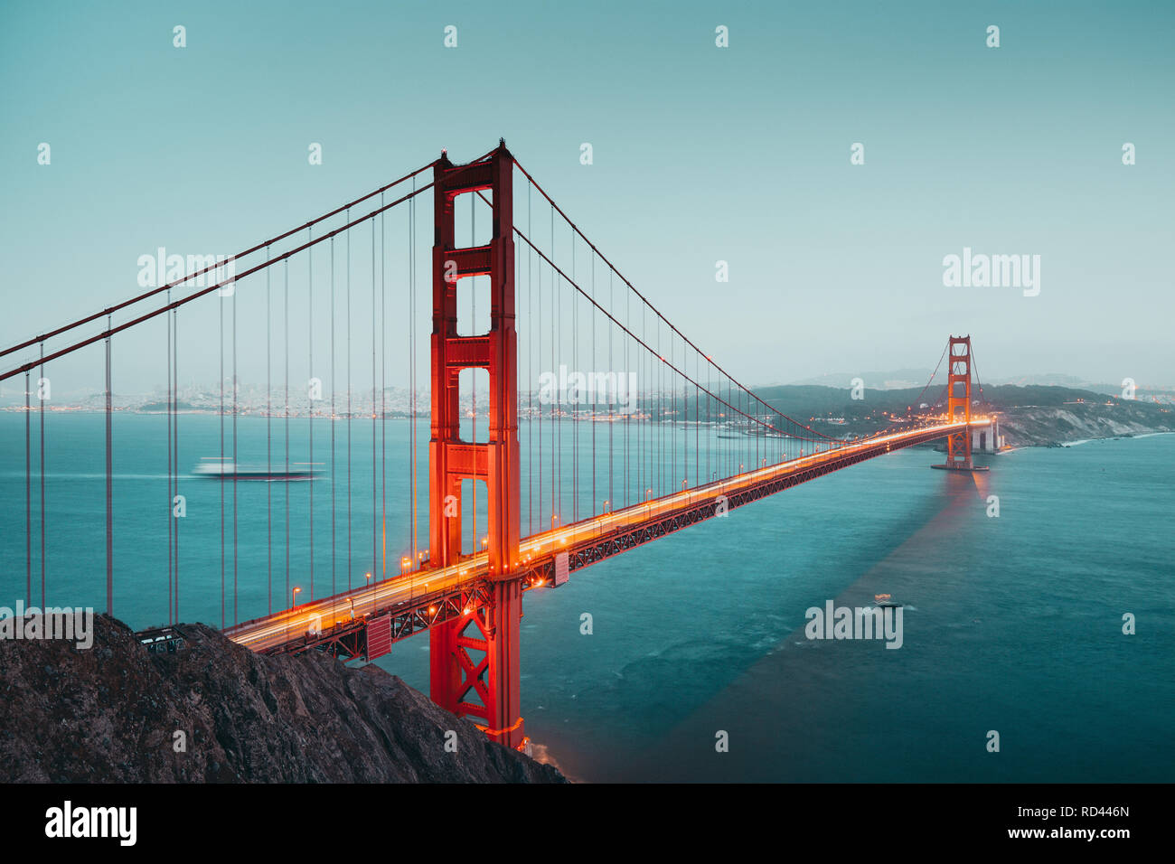 Panoramablick auf die berühmte Golden Gate Bridge von der Batterie Spencer Sicht nach Sonnenuntergang Dämmerung während der Blauen Stunde in der Abenddämmerung gesehen, San Francisco, USA Stockfoto