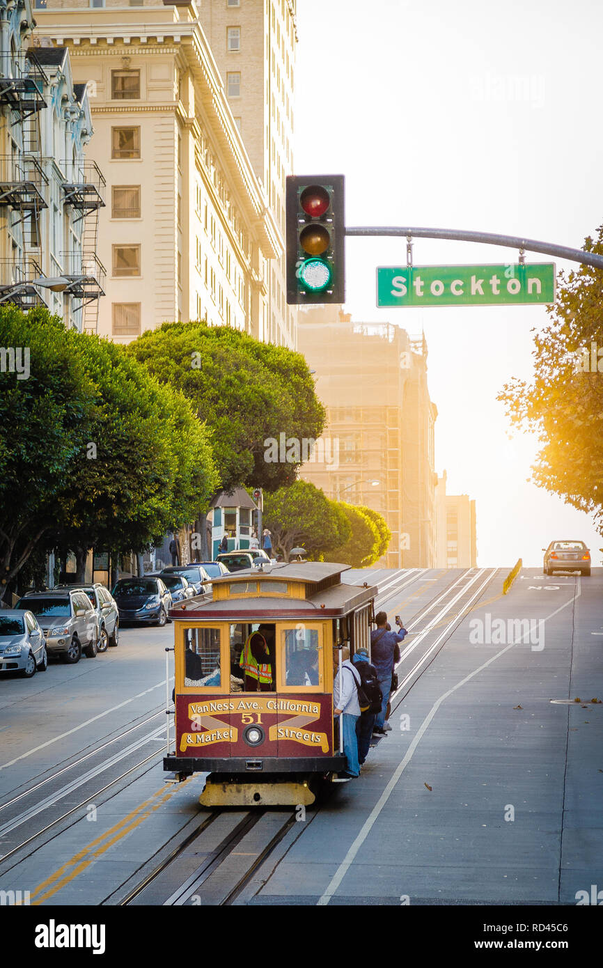 Historischen Cable Cars, die auf berühmten California Street in wunderschönen goldenen Abendlicht bei Sonnenuntergang, San Francisco, Kalifornien, USA Stockfoto