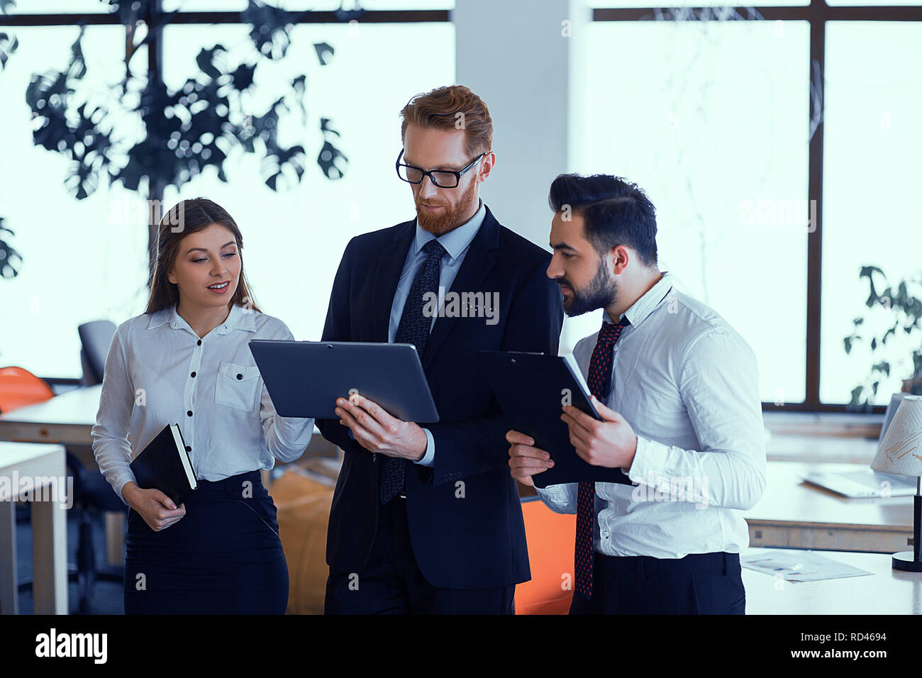 Gruppe von Happy business Leute diskutieren im Büro während der Konferenz Stockfoto