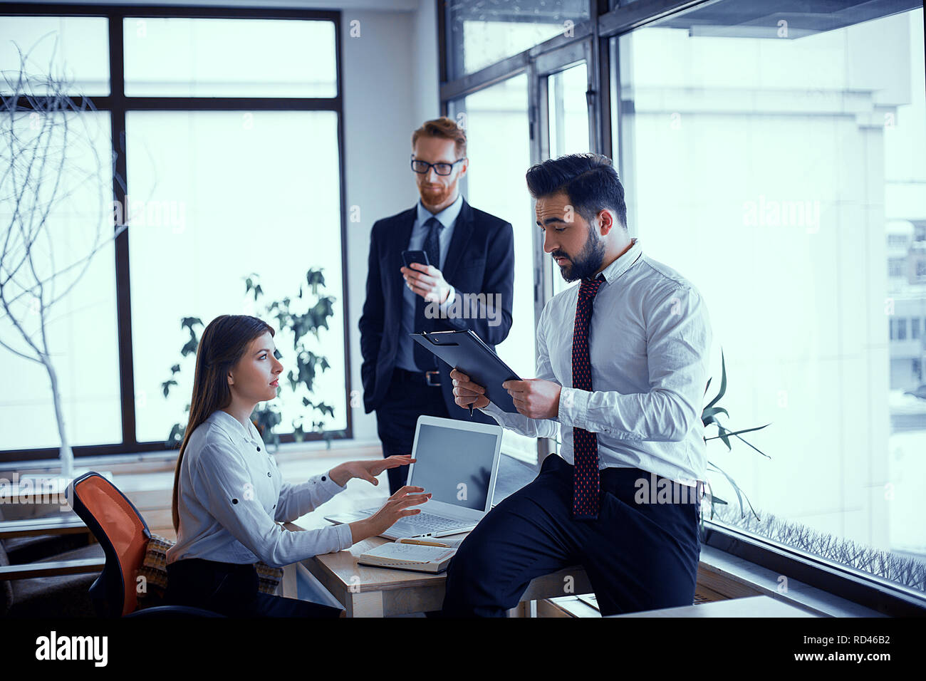 Schönes Geschäft Leute studieren Dokumente, reden und lächeln, während im Büro arbeiten Stockfoto