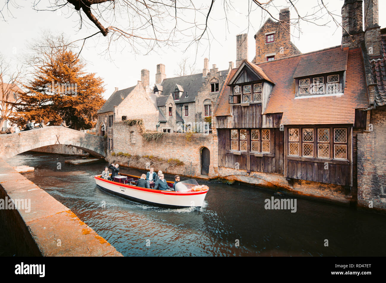 Touristen, die eine Bootsfahrt durch das historische Stadtzentrum von Brügge, Provinz Westflandern, Belgien Stockfoto