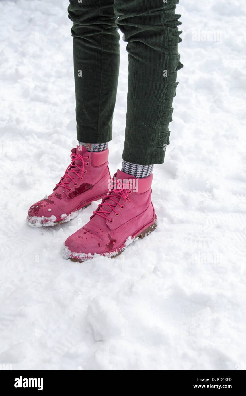 Rosa Schuhe im Schnee Stockfoto