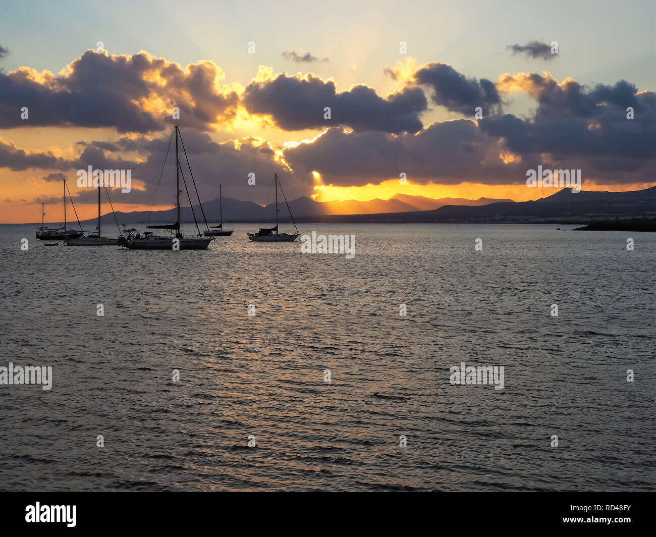 Ruhigen Abend mit Segelbooten auf dem Ozean und eine Moody Himmel in Arrecife auf Lanzarote, Kanarische Inseln Stockfoto