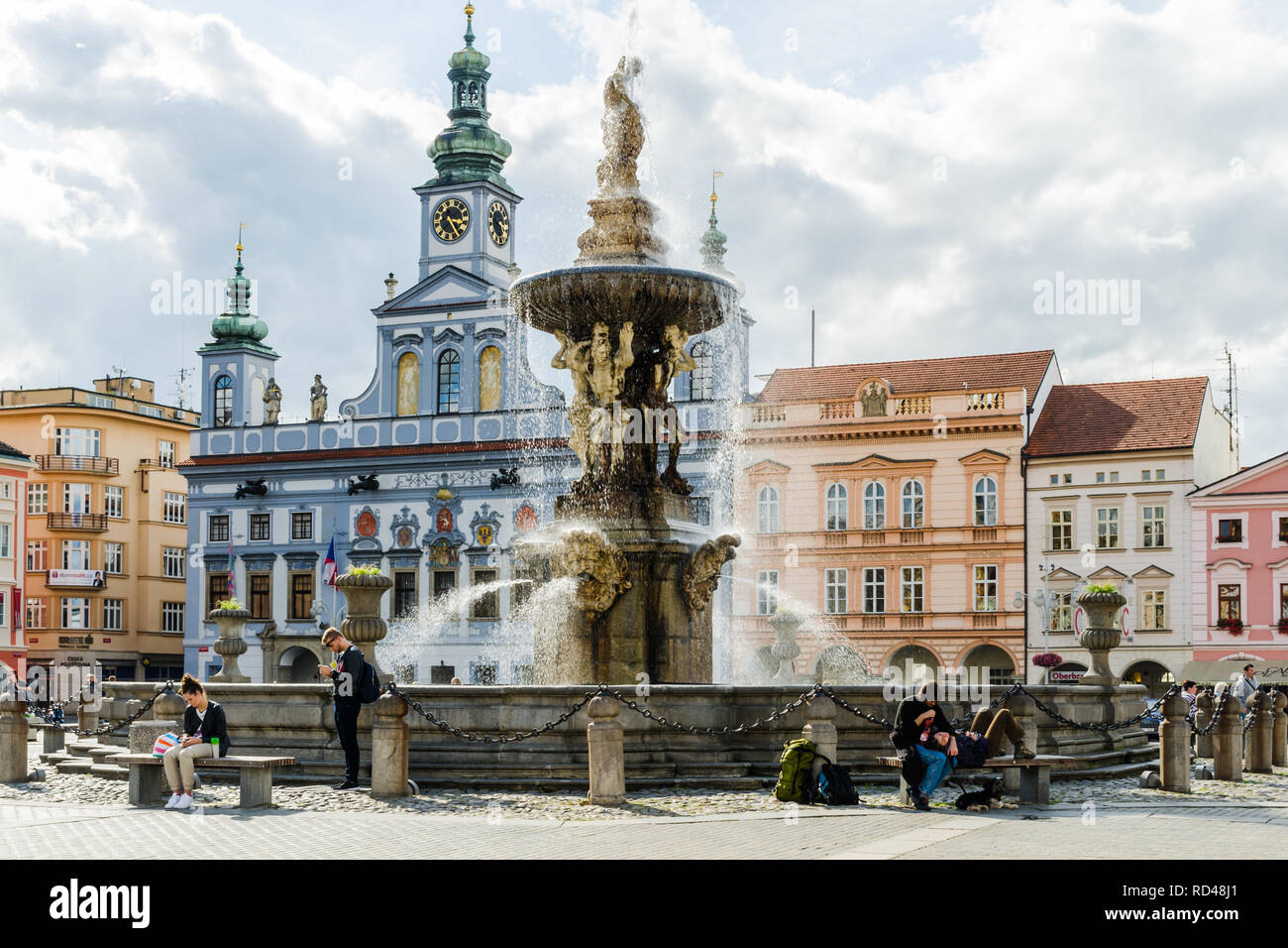 Simsons Brunnen und Rathaus in Przemysl Ottokar II. Town Square, Ceske Budejovice, Tschechien Stockfoto Simsons Brunnen und Rathaus in Przemysl Ottokar II. Town Square, Ceske Budejovice, Tschechien Stockfoto