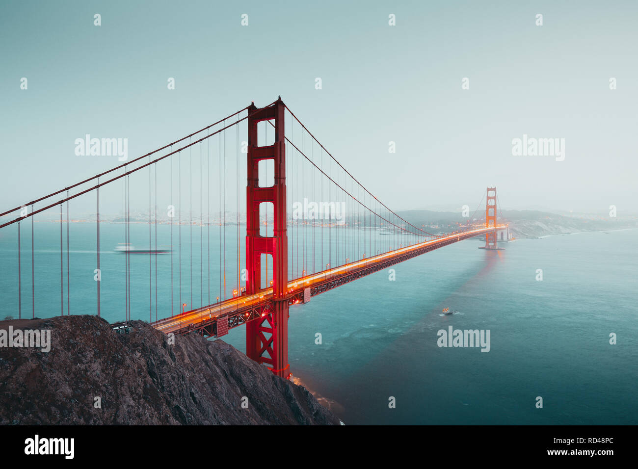 Panoramablick auf die berühmte Golden Gate Bridge von der Batterie Spencer Aussichtspunkt in schönen Post Sonnenuntergang Dämmerung während der Blauen Stunde in der Abenddämmerung gesehen, San Franci Stockfoto