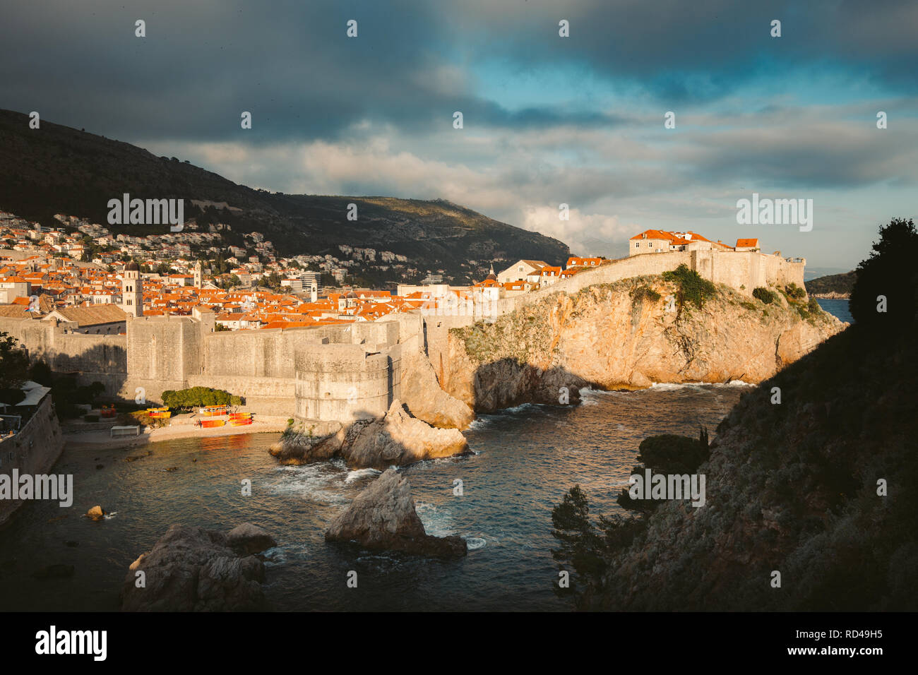Schönen Panoramablick auf die historische Altstadt von Dubrovnik im schönen goldenen Abendlicht bei Sonnenuntergang, Dalmatien, Kroatien Stockfoto