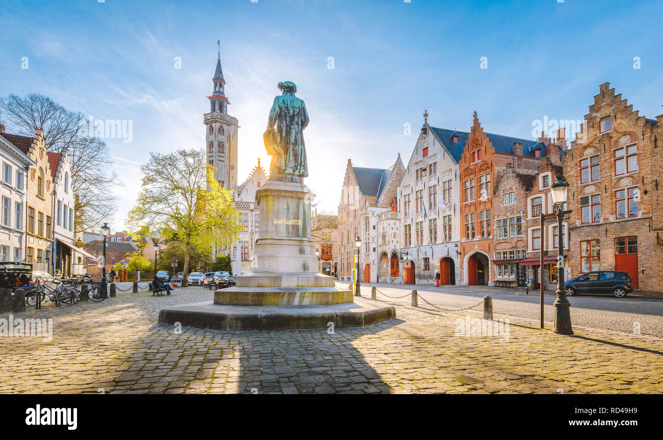Malerischer Blick auf historische Brügge Stadtzentrum mit dem berühmten Jan van Eyck Platz im schönen goldenen Abendlicht, Region Flandern, Belgien Stockfoto