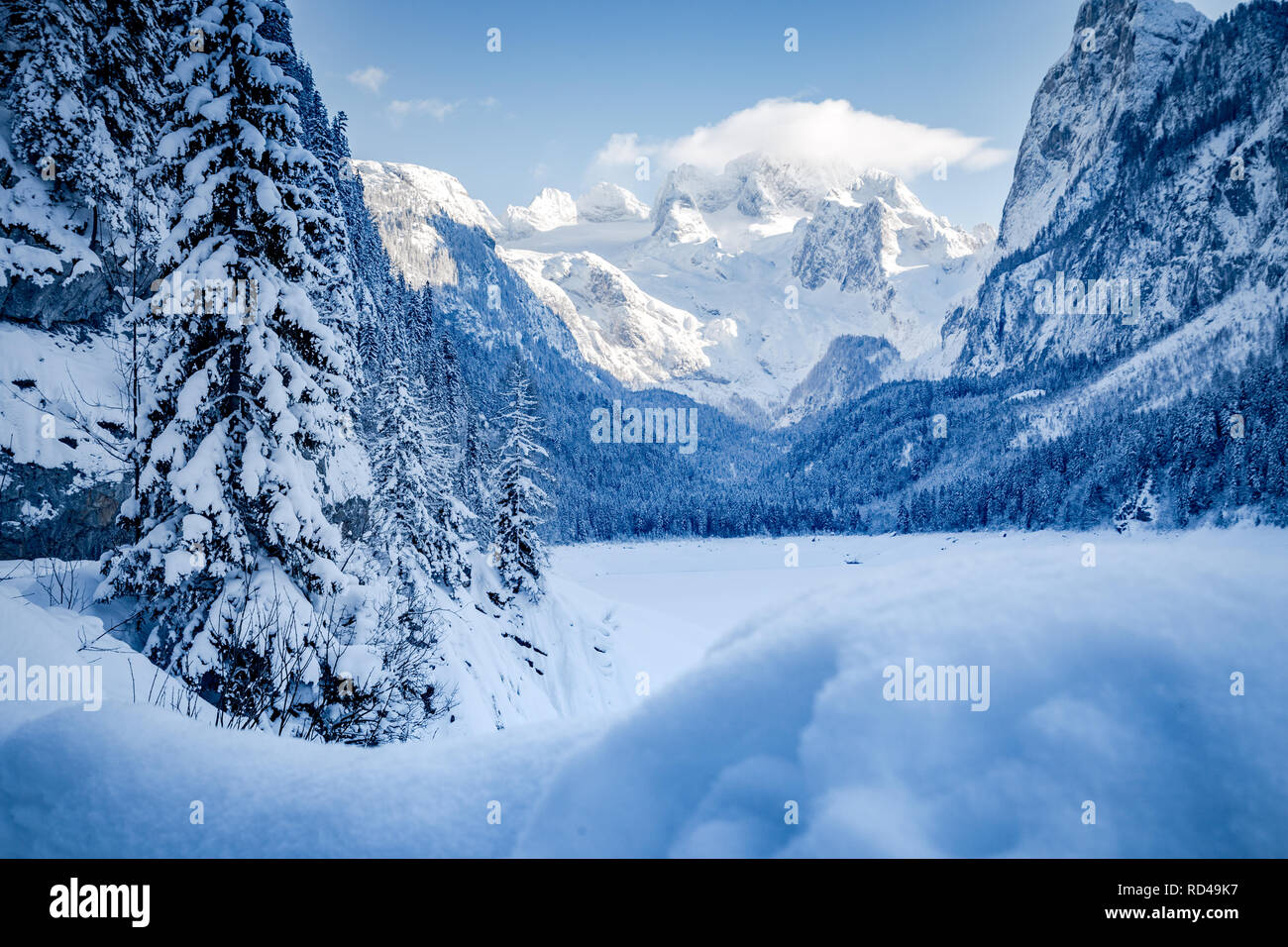 Malerische Aussicht auf die romantische Winterlandschaft in den Alpen mit Dachstein Gletscher im Hintergrund, Gosau, Oberösterreich, Österreich Stockfoto