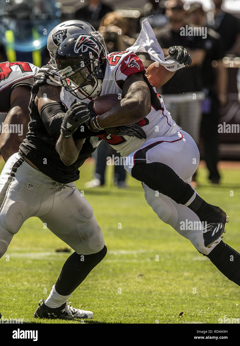 Oakland, Kalifornien, USA. 18 Sep, 2016. Außerhalb der Oakland Raiders linebacker Malcolm Smith (53) stoppt die Atlanta Falcons zurück laufen Elzweiler Coleman (26) am Sonntag, 18. September 2016, an O. co Coliseum in Oakland, Kalifornien. Die Falken besiegt die Räuber 35-28. Credit: Al Golub/ZUMA Draht/Alamy leben Nachrichten Stockfoto